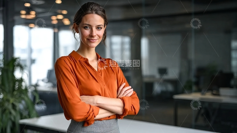 高清大图下载【趣麦麦图】办公室内自信微笑的女性双臂交叉站立