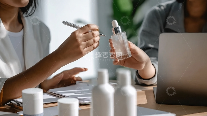 高清大图下载【趣麦麦图】两人在桌前分析化妆品瓶装液体与笔记本记录