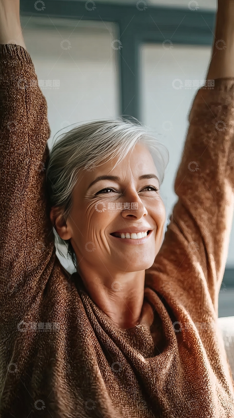 高清大图下载【趣麦麦图】银发女性微笑伸展双臂展现活力与快乐