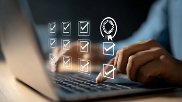 手操作笔记本电脑显示检查列表和徽章图标