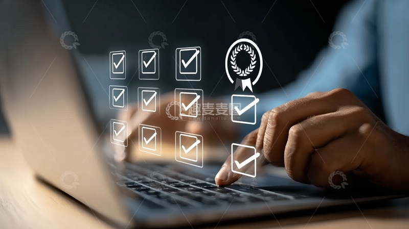 高清大图下载【趣麦麦图】手操作笔记本电脑显示检查列表和徽章图标