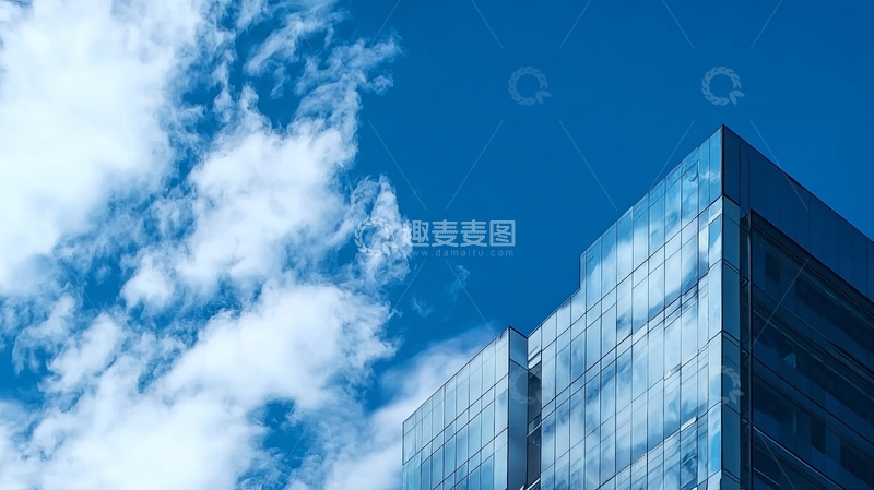 高清大图下载【趣麦麦图】现代玻璃建筑在蓝天白云下的特写
