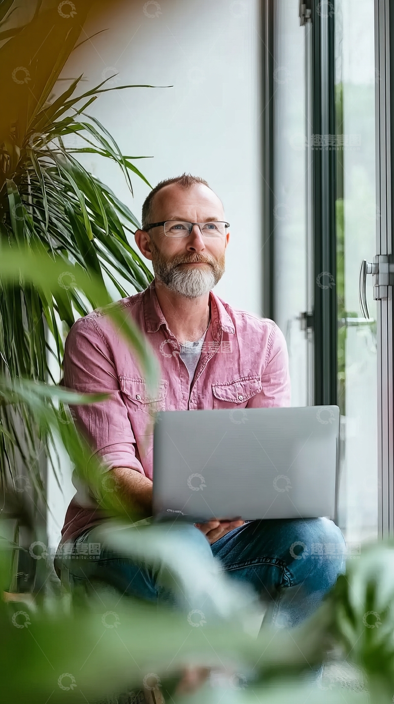 高清大图下载【趣麦麦图】-戴眼镜的男子在室内使用笔记本电脑