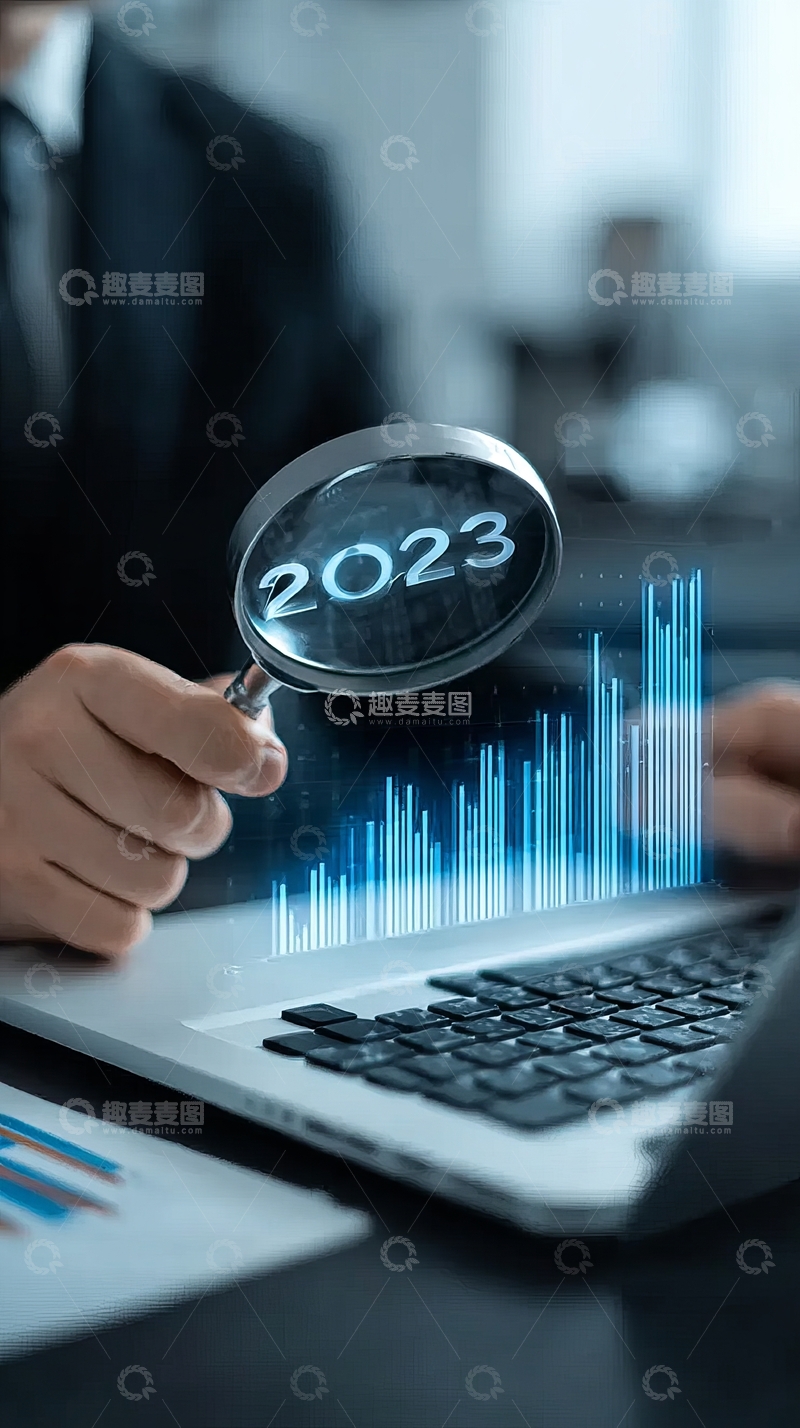 高清大图下载【趣麦麦图】手持放大镜查看2023年数据图表的商务人士