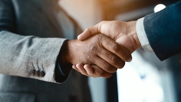 商务人士握手象征合作与信任