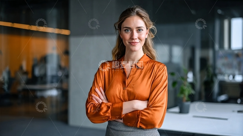 高清大图下载【趣麦麦图】办公室内一位穿着橙色衬衫的女性双臂交叉站立
