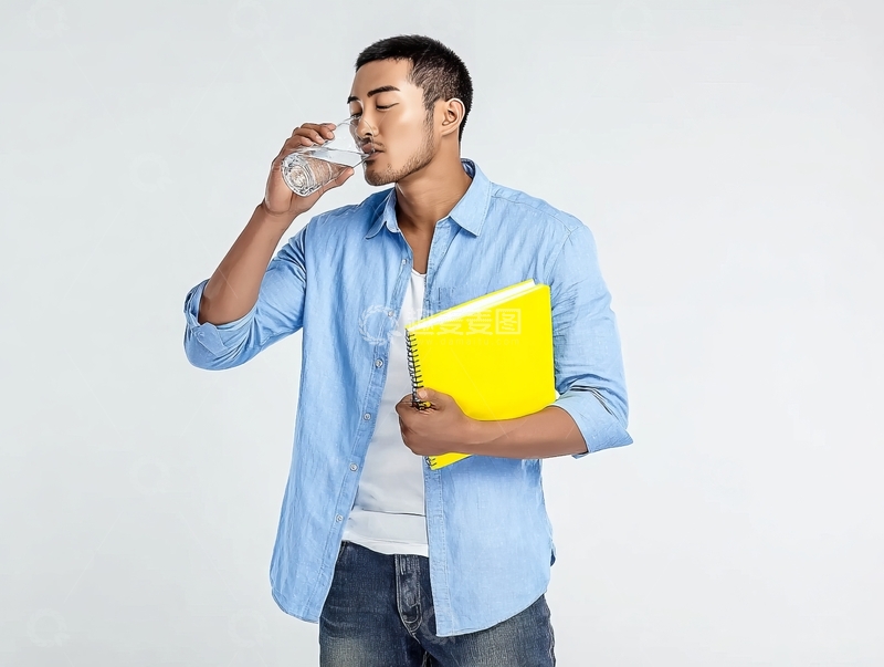 高清大图下载【趣麦麦图】青年男子手持书本饮水休息