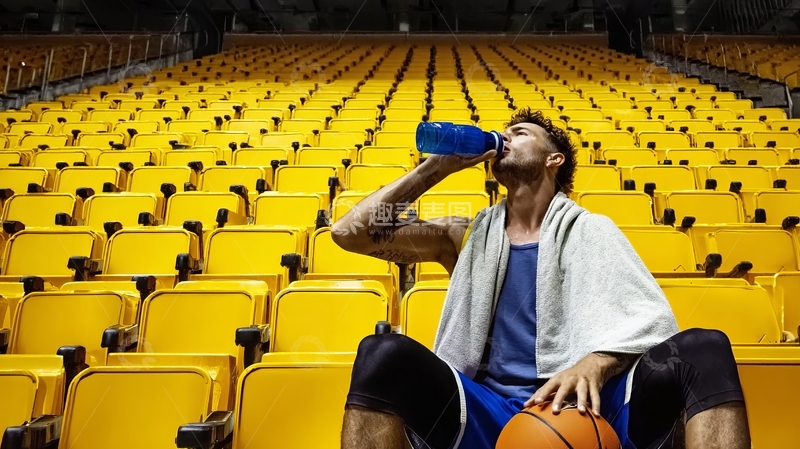 高清大图下载【趣麦麦图】篮球运动员在空体育馆内喝水休息
