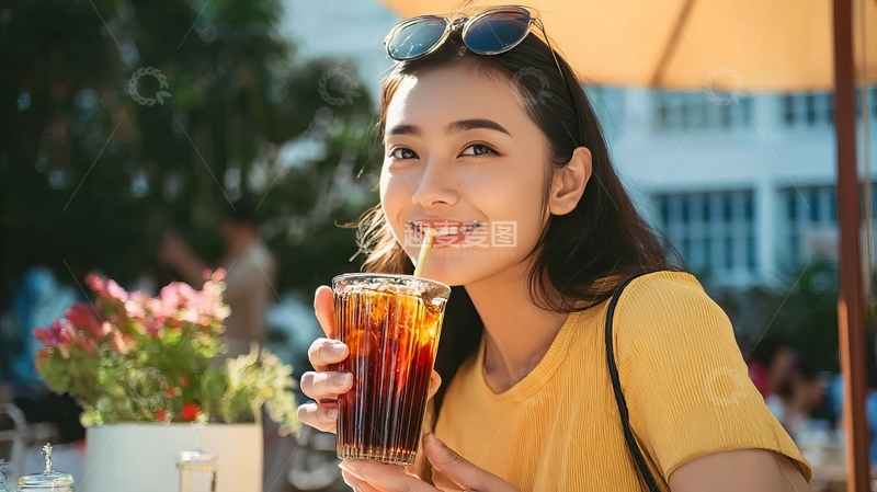 年轻女子户外手持饮料微笑
