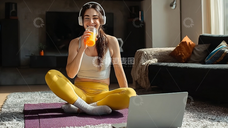 高清大图下载【趣麦麦图】女子居家健身后饮用橙汁