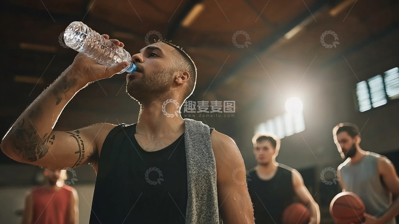 高清大图下载【趣麦麦图】篮球运动员在室内场馆喝水休息