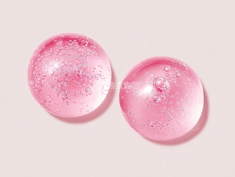 高清大图下载【趣麦麦图】两颗透明粉色气泡状物体置于浅色背景上