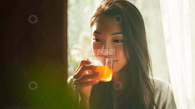 高清大图下载【趣麦麦图】女子在窗边手持饮品轻啜享受宁静时光