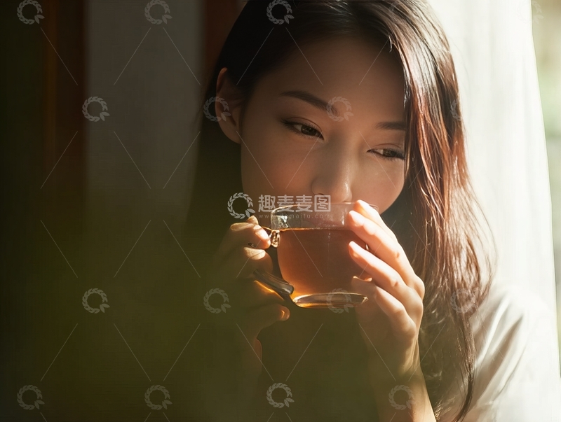 高清大图下载【趣麦麦图】女子在柔和光线下品饮茶杯中饮品