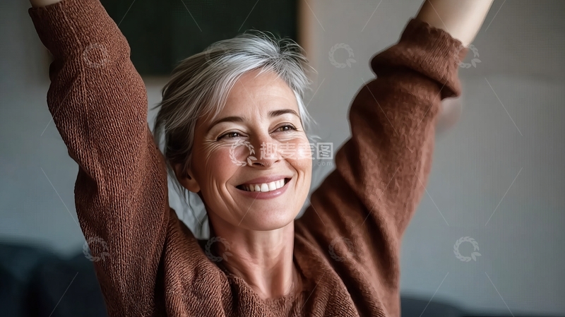 高清大图下载【趣麦麦图】银发女性微笑举臂展现活力与快乐