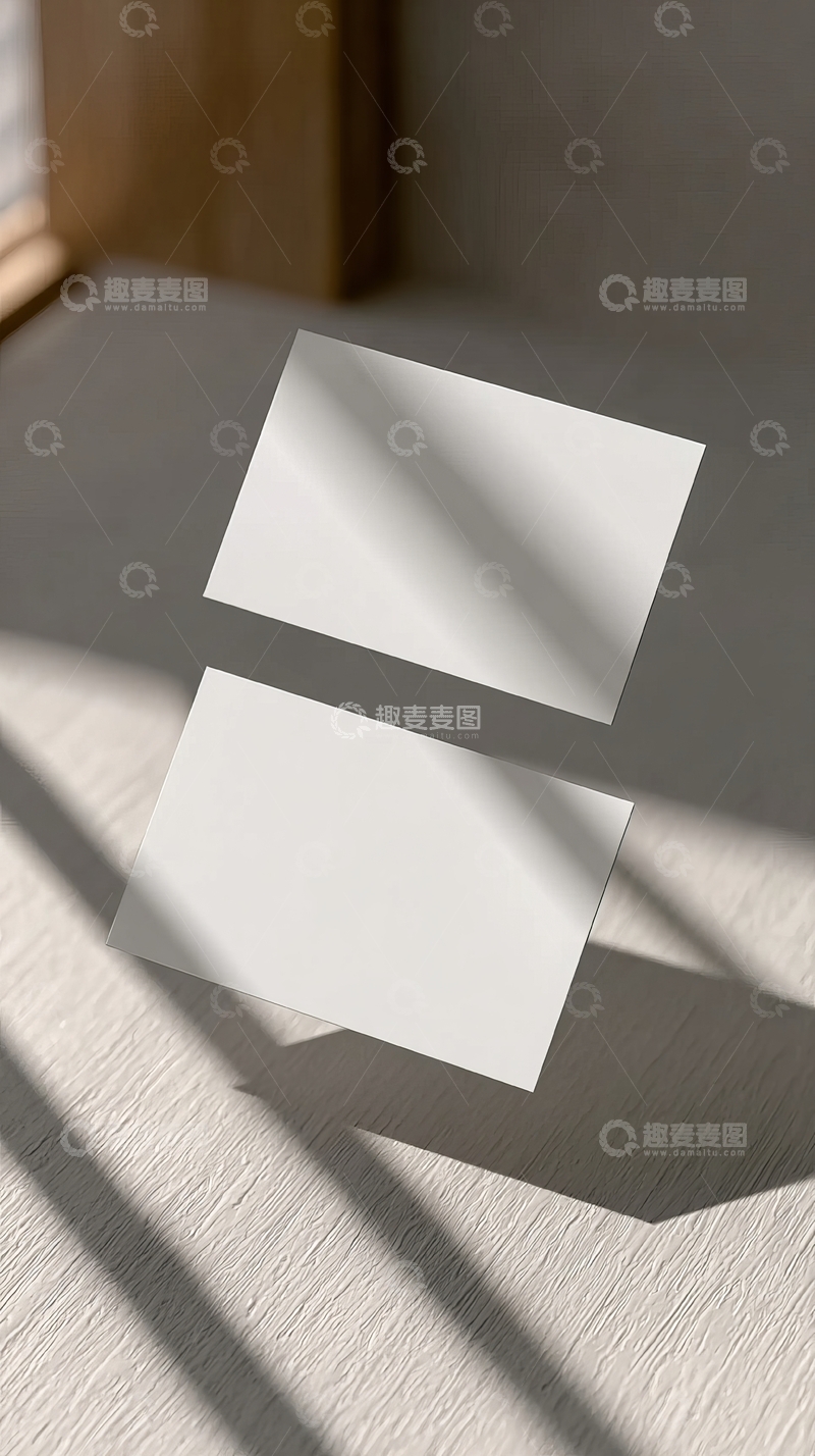 高清大图下载【趣麦麦图】两张空白名片置于光影交错的室内桌面上