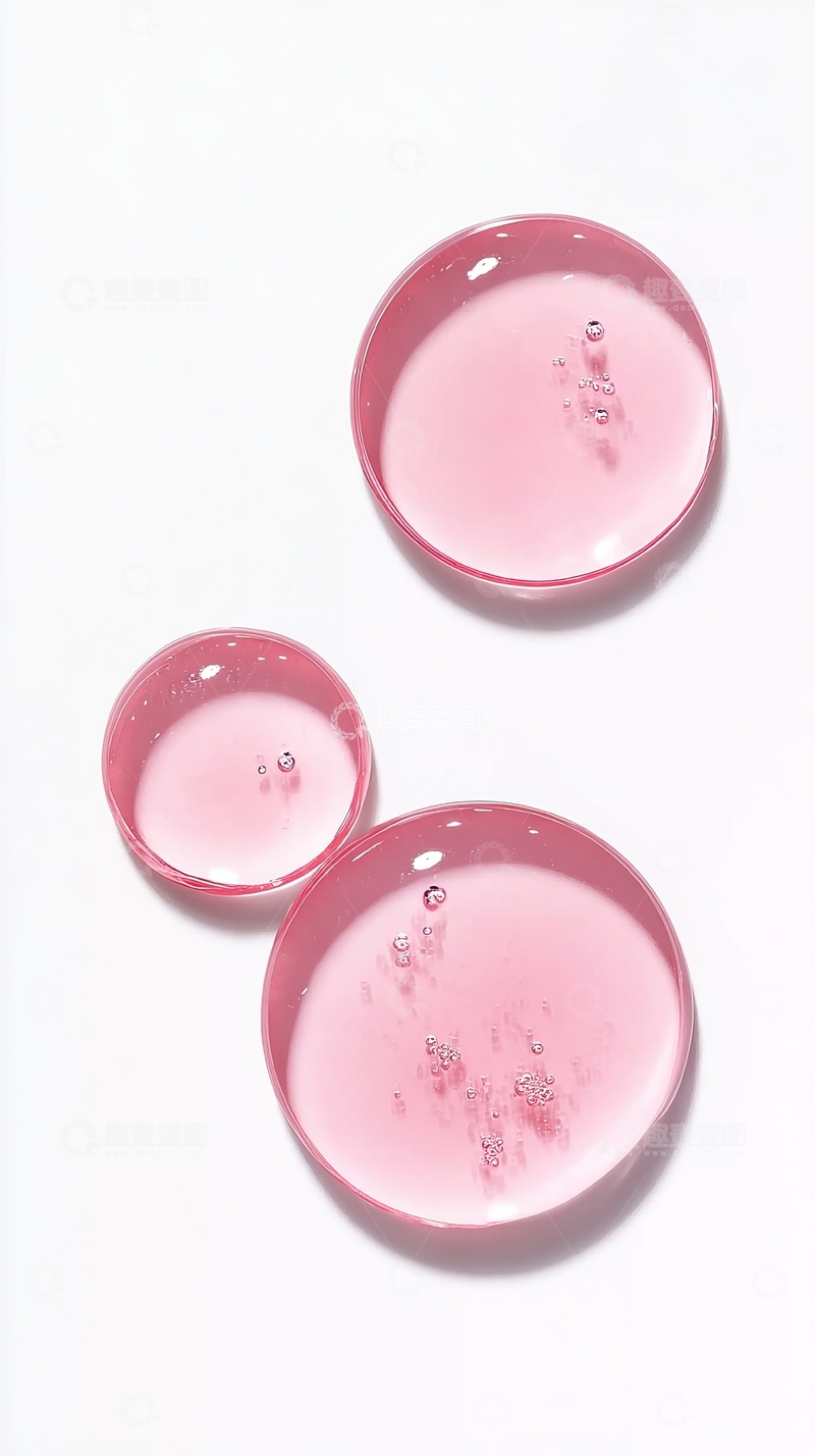 高清大图下载【趣麦麦图】粉色液体滴在白色背景上形成晶莹水珠