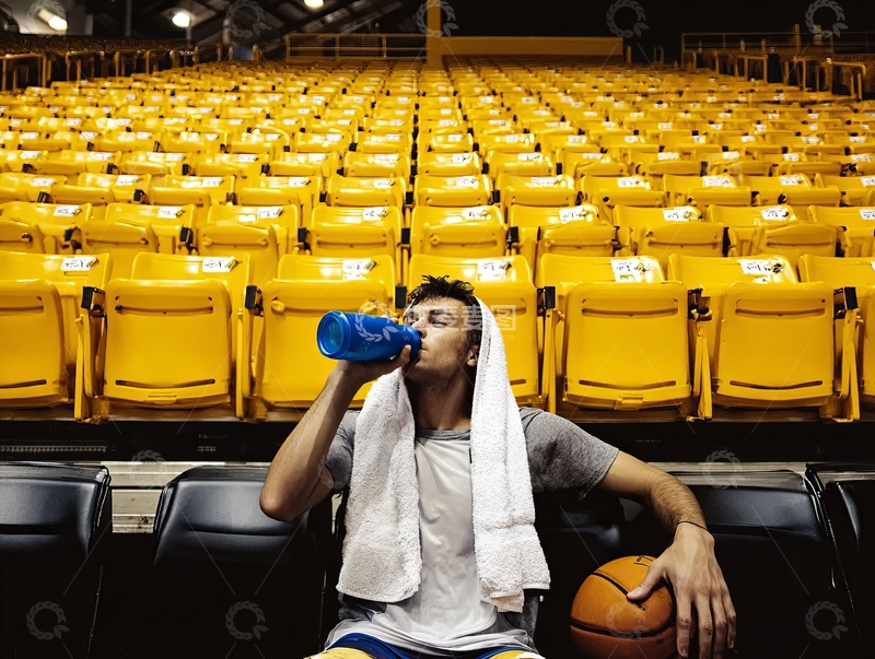 高清大图下载【趣麦麦图】篮球运动员在空旷体育馆内喝水休息