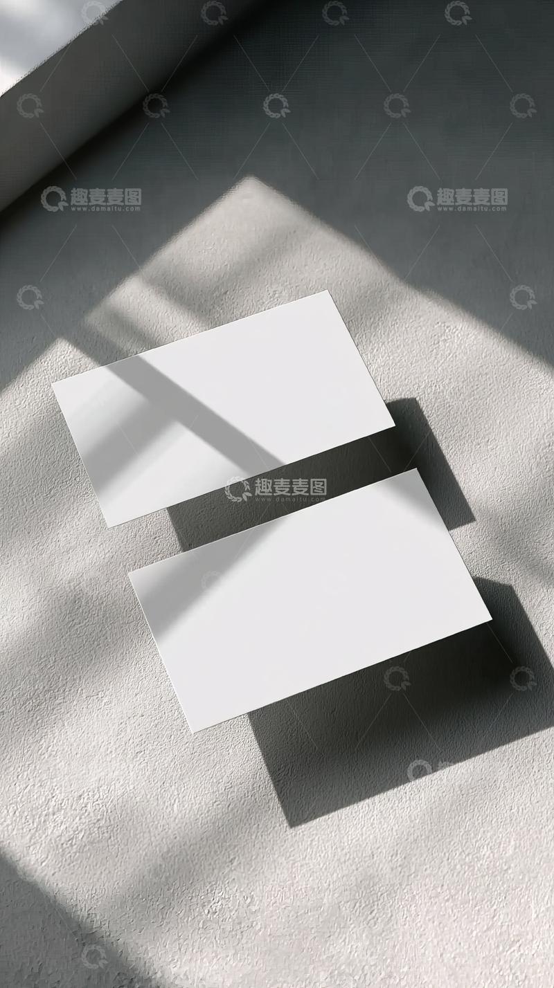 高清大图下载【趣麦麦图】两张空白卡片置于光影交错的灰色地面上