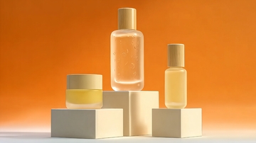 橙色背景下四瓶护肤品陈列展示