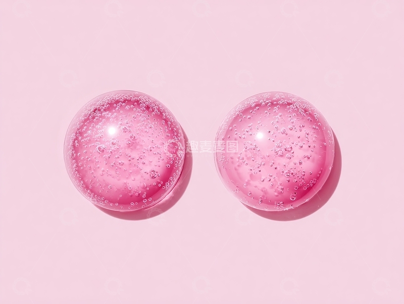 高清大图下载【趣麦麦图】两个粉色透明气泡球在浅色背景上