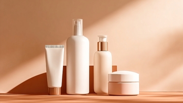 几款白色护肤品摆放在木质台面上