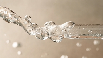 透明液体流动形成气泡的特写镜头