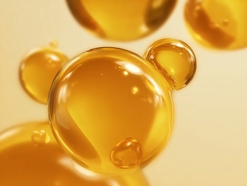 金黄色液体气泡在柔和光线下呈现晶莹质感