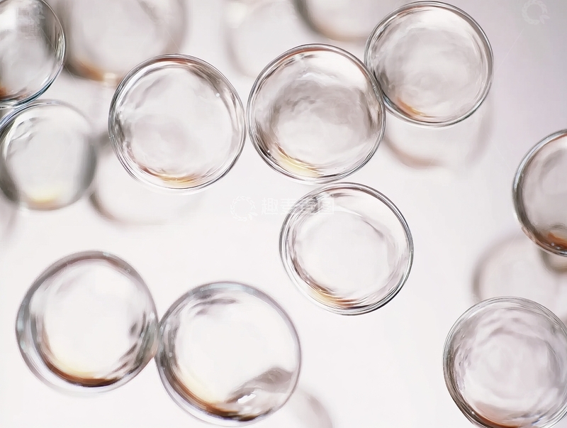 高清大图下载【趣麦麦图】透明玻璃球散落在白色背景上