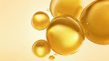 金黄色液体气泡在柔和光线下闪耀