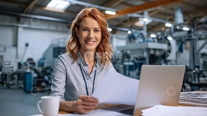 高清大图下载【趣麦麦图】红发女性在工厂车间使用笔记本电脑办公