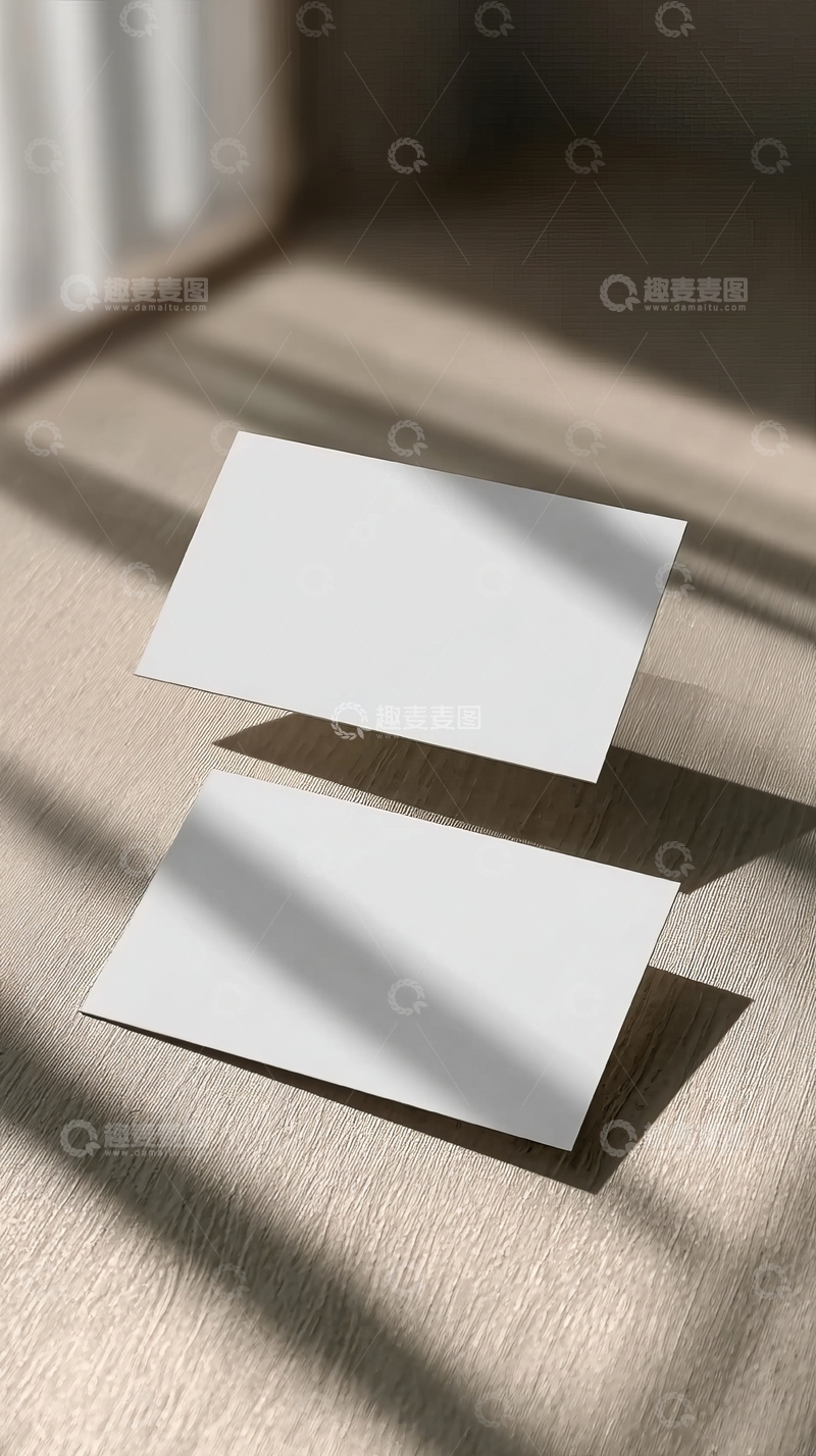 高清大图下载【趣麦麦图】两张空白名片置于光影交错的木质桌面上