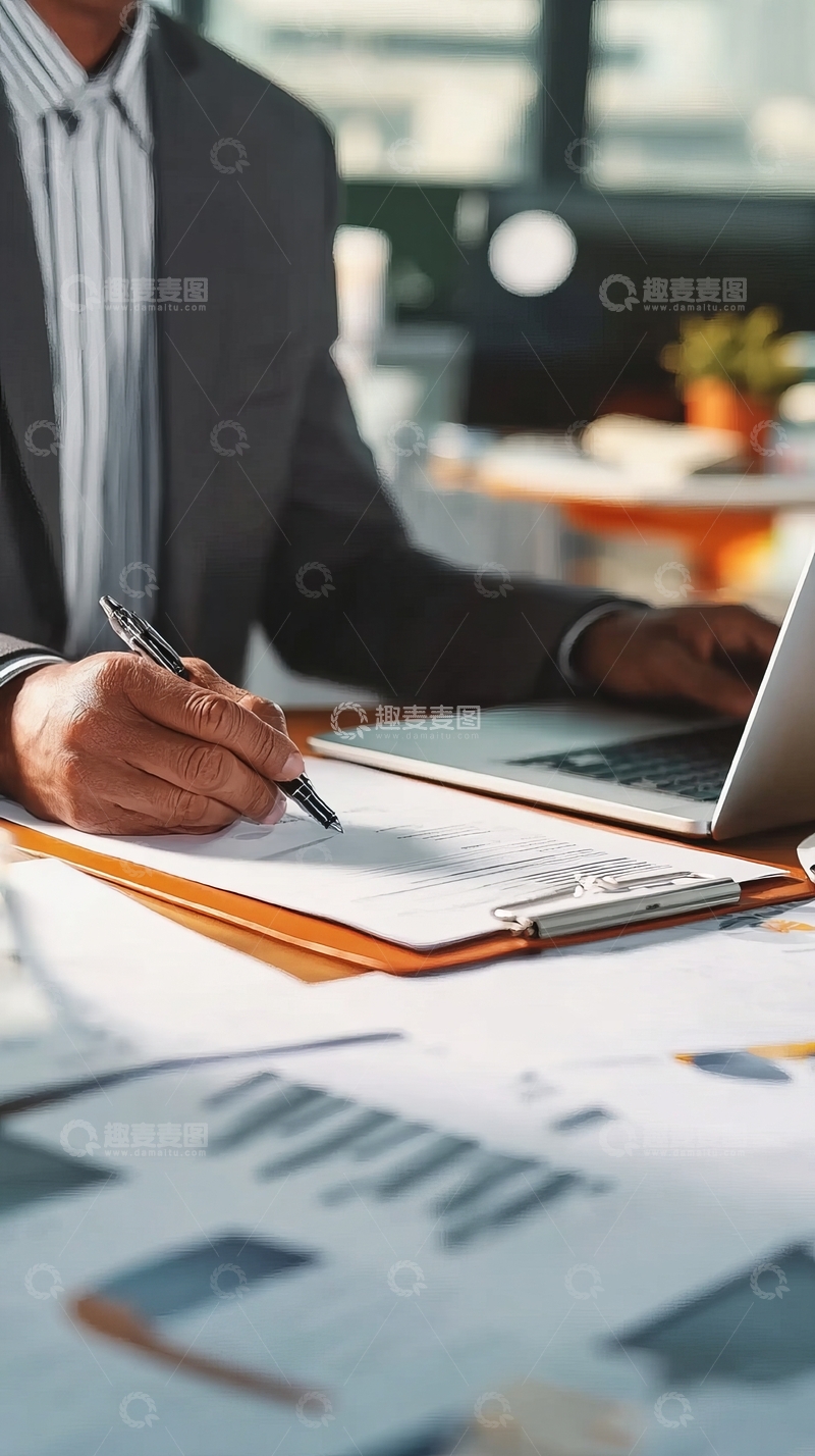 高清大图下载【趣麦麦图】商务人士在办公室使用笔记本电脑和文件夹工作