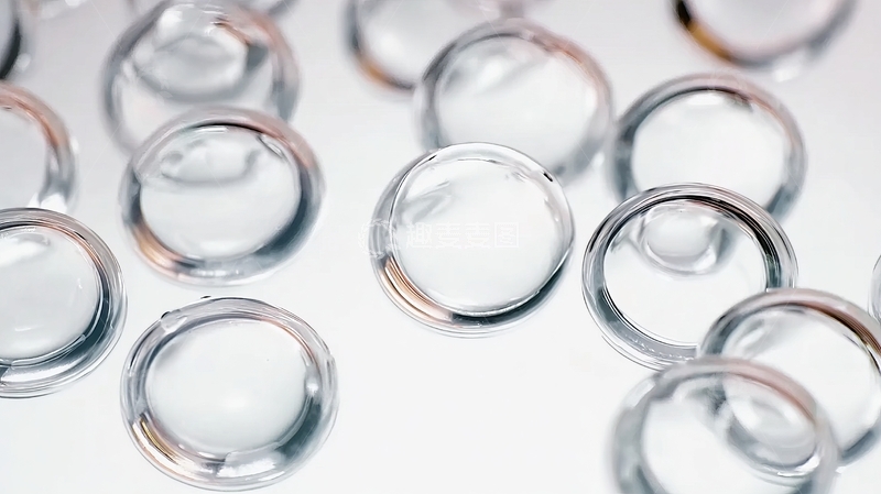 高清大图下载【趣麦麦图】透明球体排列在光滑表面上的特写镜头