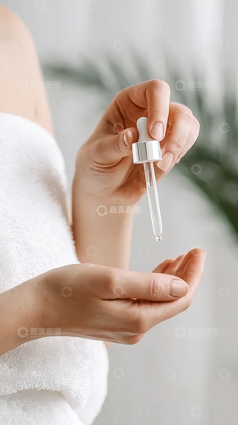 高清大图下载【趣麦麦图】手持滴管瓶轻柔挤压释放精华液