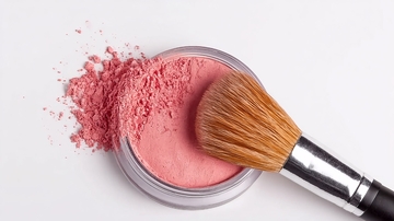 粉色腮红与化妆刷特写展示