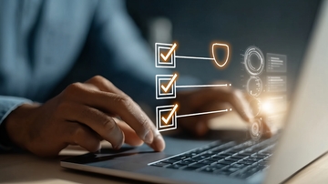 双手操作笔记本电脑屏幕上显示检查图标和数据图表