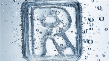 冰块中的字母R在水泡环绕的水中