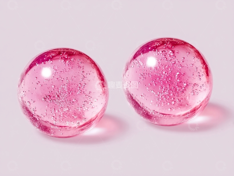 高清大图下载【趣麦麦图】两颗粉色透明气泡玻璃球静置于白色背景上