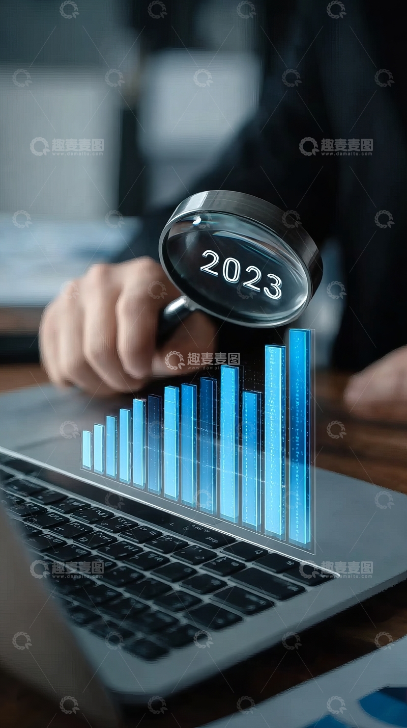 高清大图下载【趣麦麦图】手持放大镜聚焦2023年蓝色柱状图数据