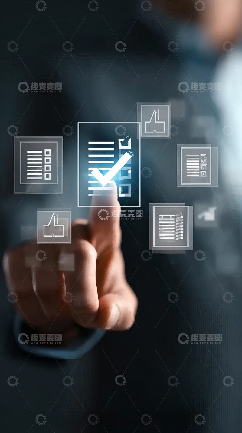 高清大图下载【趣麦麦图】商务人士在虚拟界面中进行任务确认操作