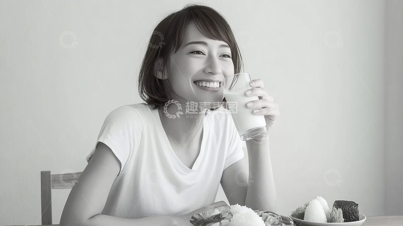 高清大图下载【趣麦麦图】女子手持饮品微笑坐在餐桌前