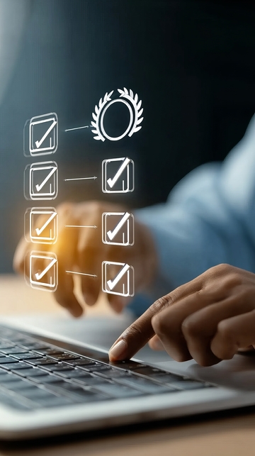 手触笔记本电脑屏幕显示检查清单与奖章图标