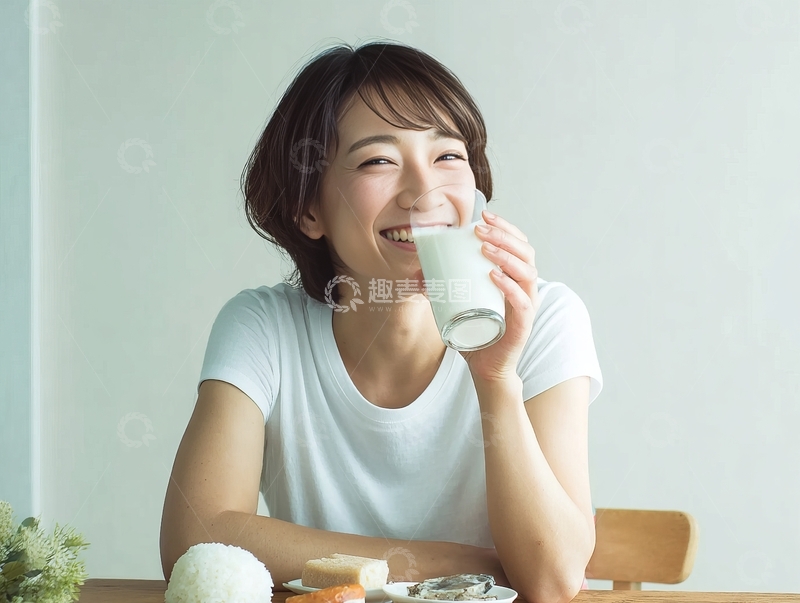 年轻女子在室内喝牛奶微笑