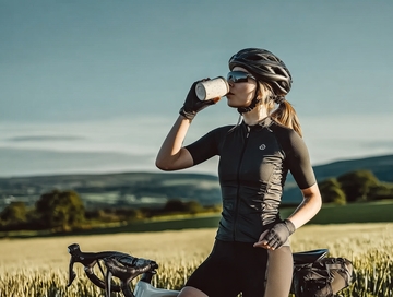 骑行者在田野中休息喝水