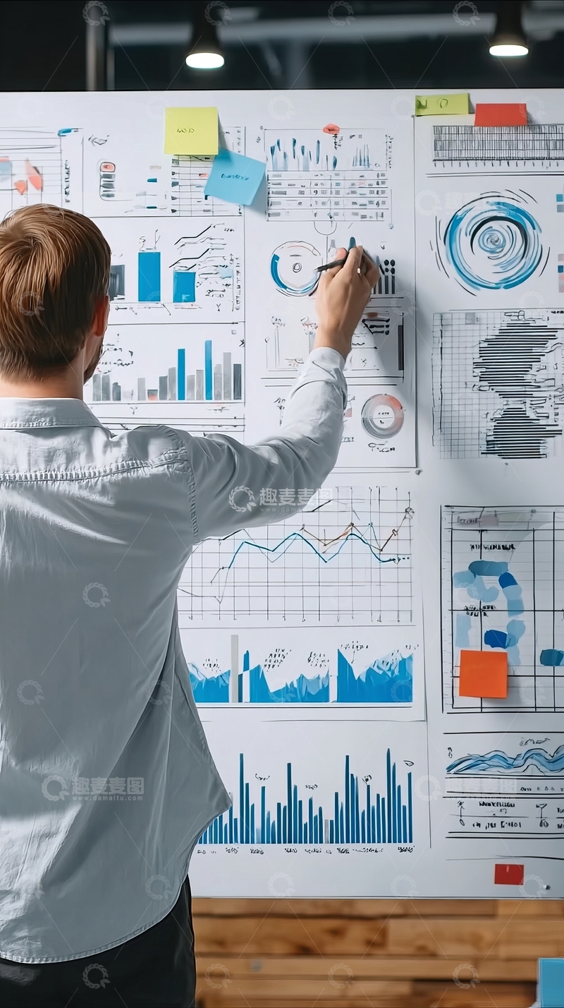 高清大图下载【趣麦麦图】一名男子在办公室白板上分析图表数据