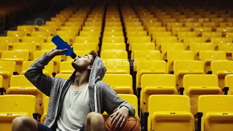 高清大图下载【趣麦麦图】男子在空旷体育馆内喝水休息