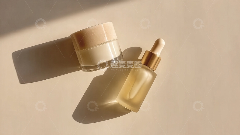 高清大图下载【趣麦麦图】两款护肤品在柔和光影下的静物展示