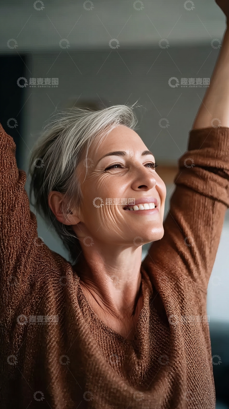 高清大图下载【趣麦麦图】中年女性伸展双臂面带微笑抬头向上看