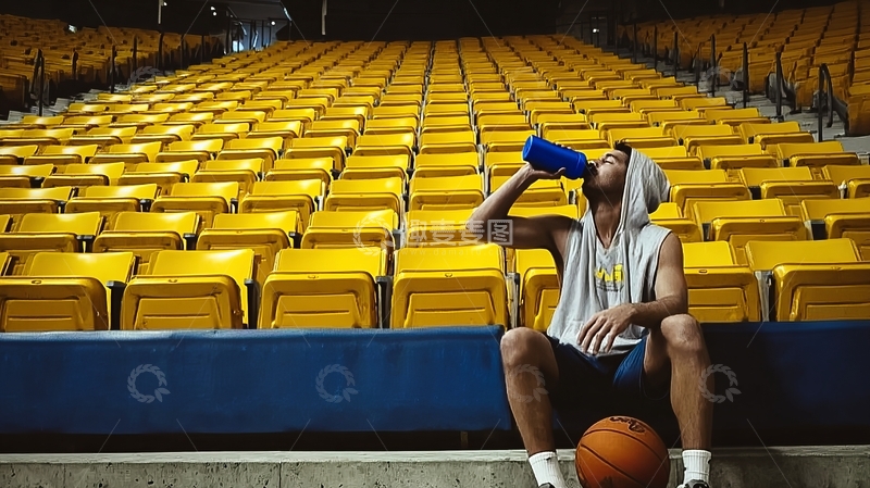 高清大图下载【趣麦麦图】篮球运动员在空旷体育场内休息补水